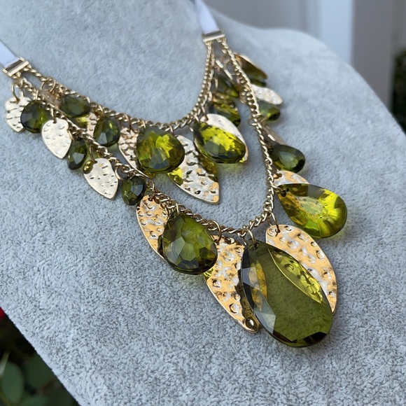 New✨ - Layered Green & Gold Statement Necklace - Picture 7 of 15